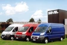 Les Fiat Ducato, Peugeot Boxer et Citron Jumper voluent bien... de concert.